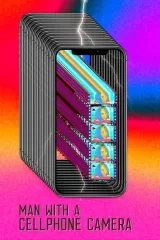Um homem com um celular